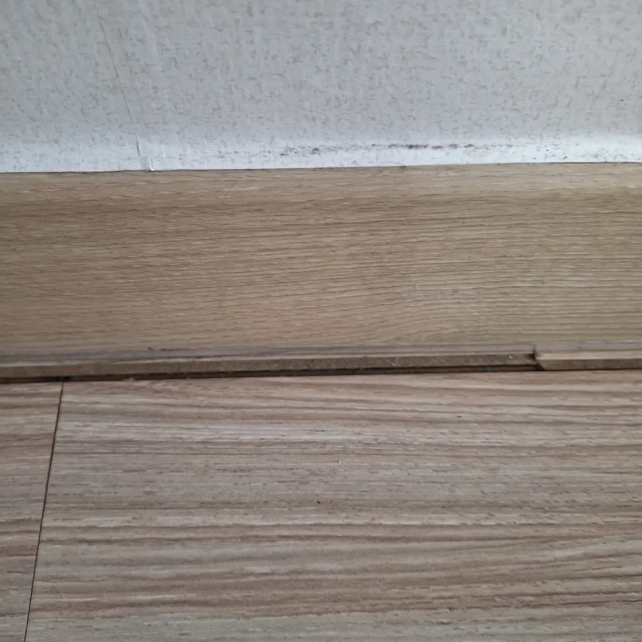 몰딩시공 시공 전 틈새 벌어진 걸레받이 상태